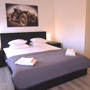 https://royal-way-snug.warsawhotelspoland.com